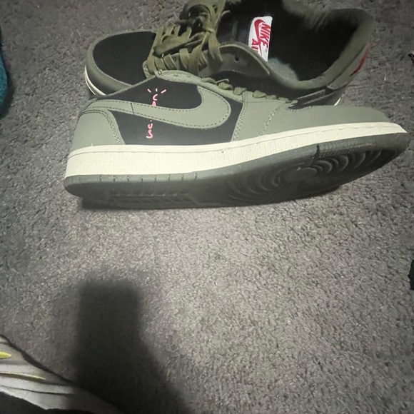 Travis Scott Dunks - Picture 3 of 6